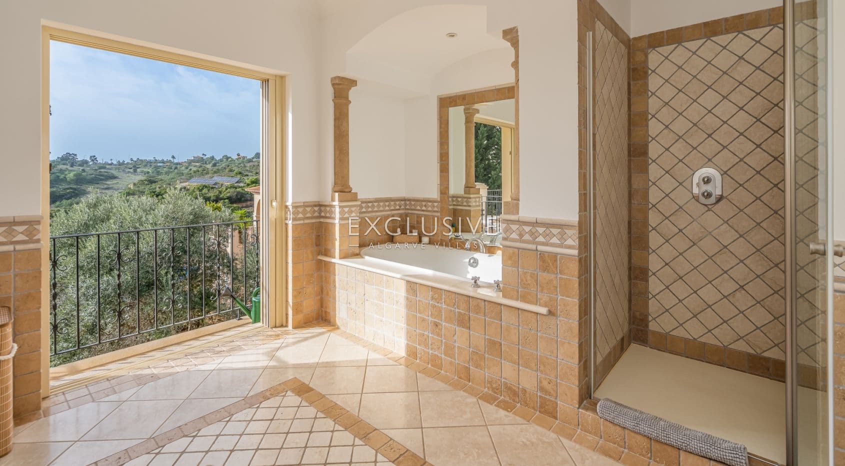 Mediterranean style 3+2 bedroom villa near the ocean in Carvoeiro