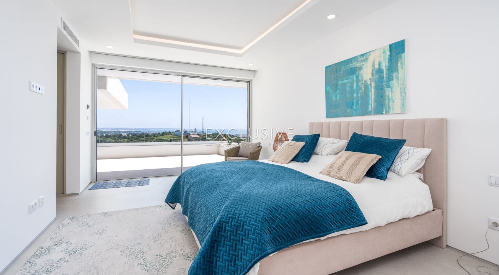 Contemporary Sea View Villa with Pool and Privacy Near the City