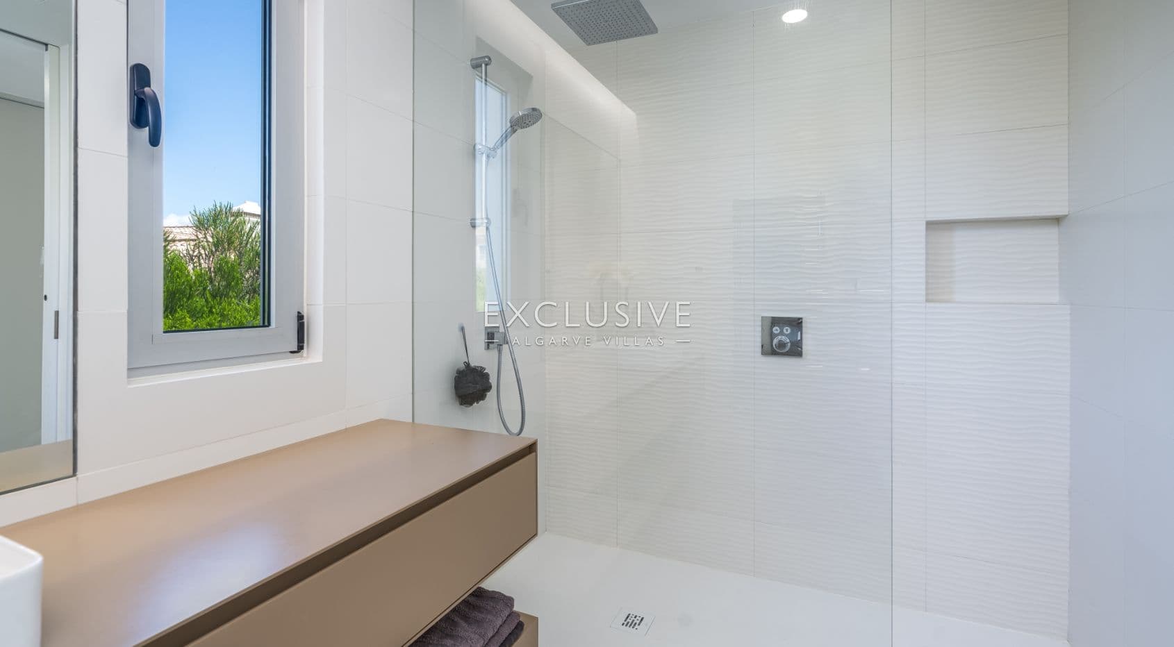 Contemporary Sea View Villa with Pool and Privacy Near the City