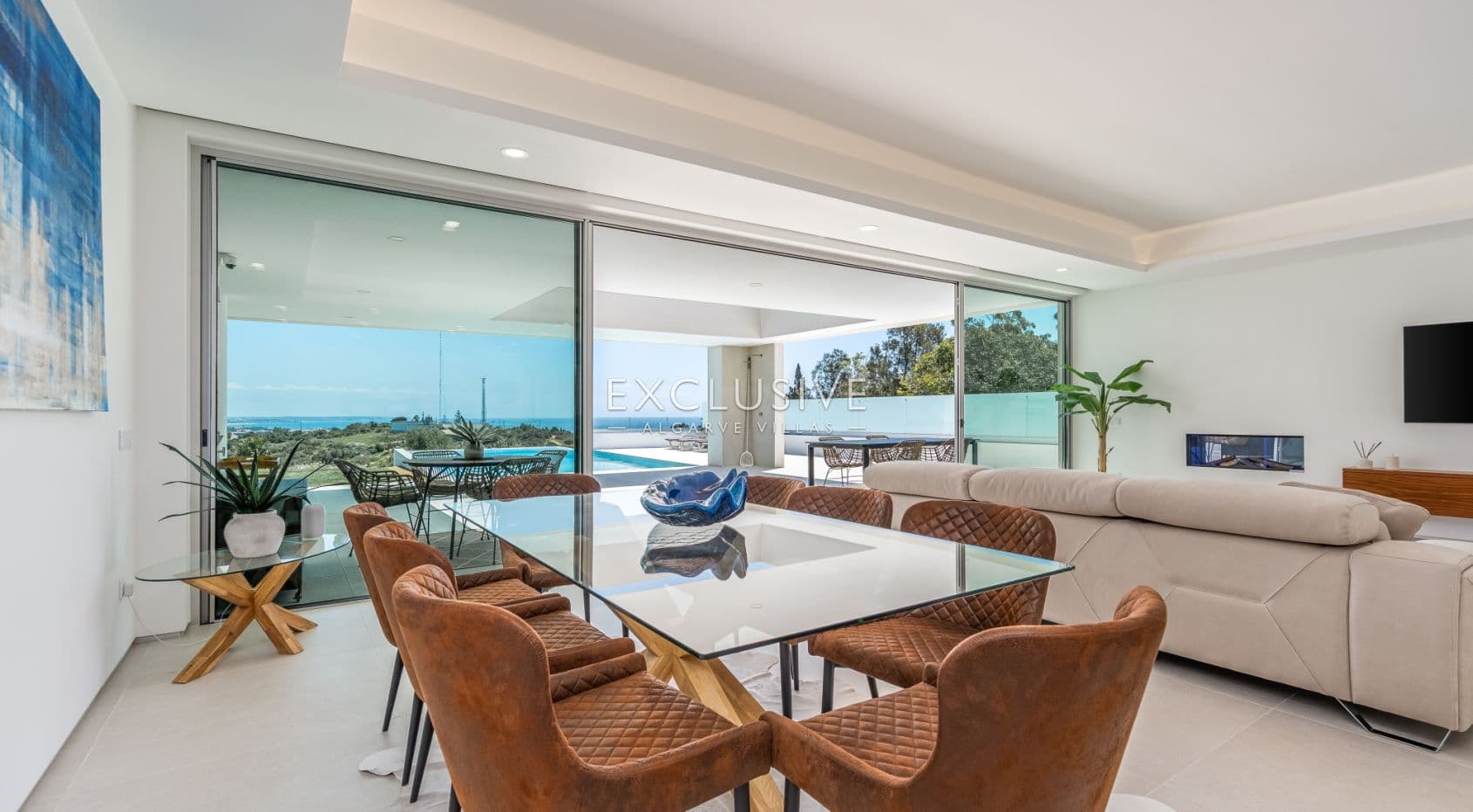 Contemporary Sea View Villa with Pool and Privacy Near the City