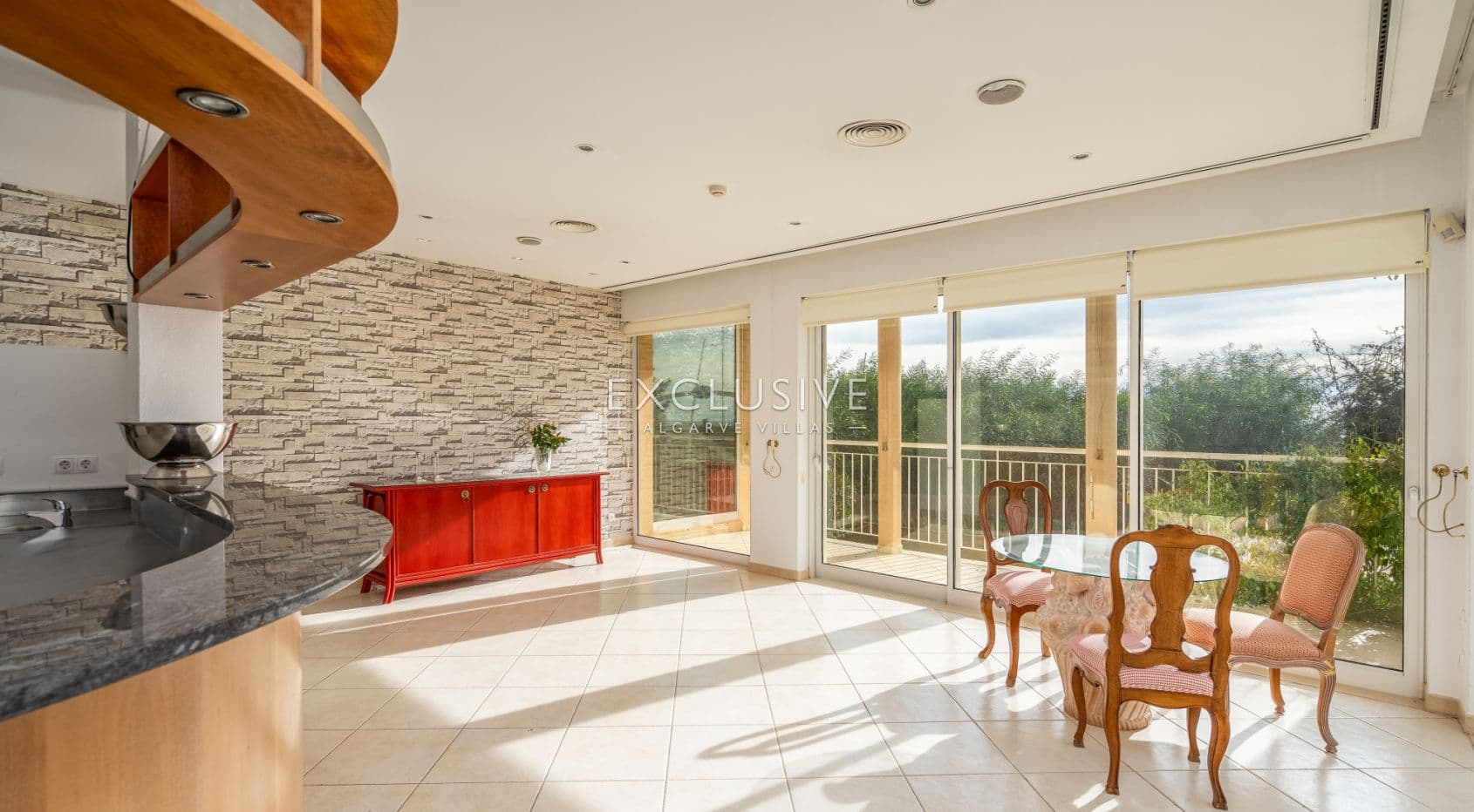 Exceptional Beachfront Property in Meia Praia, Lagos, Algarve