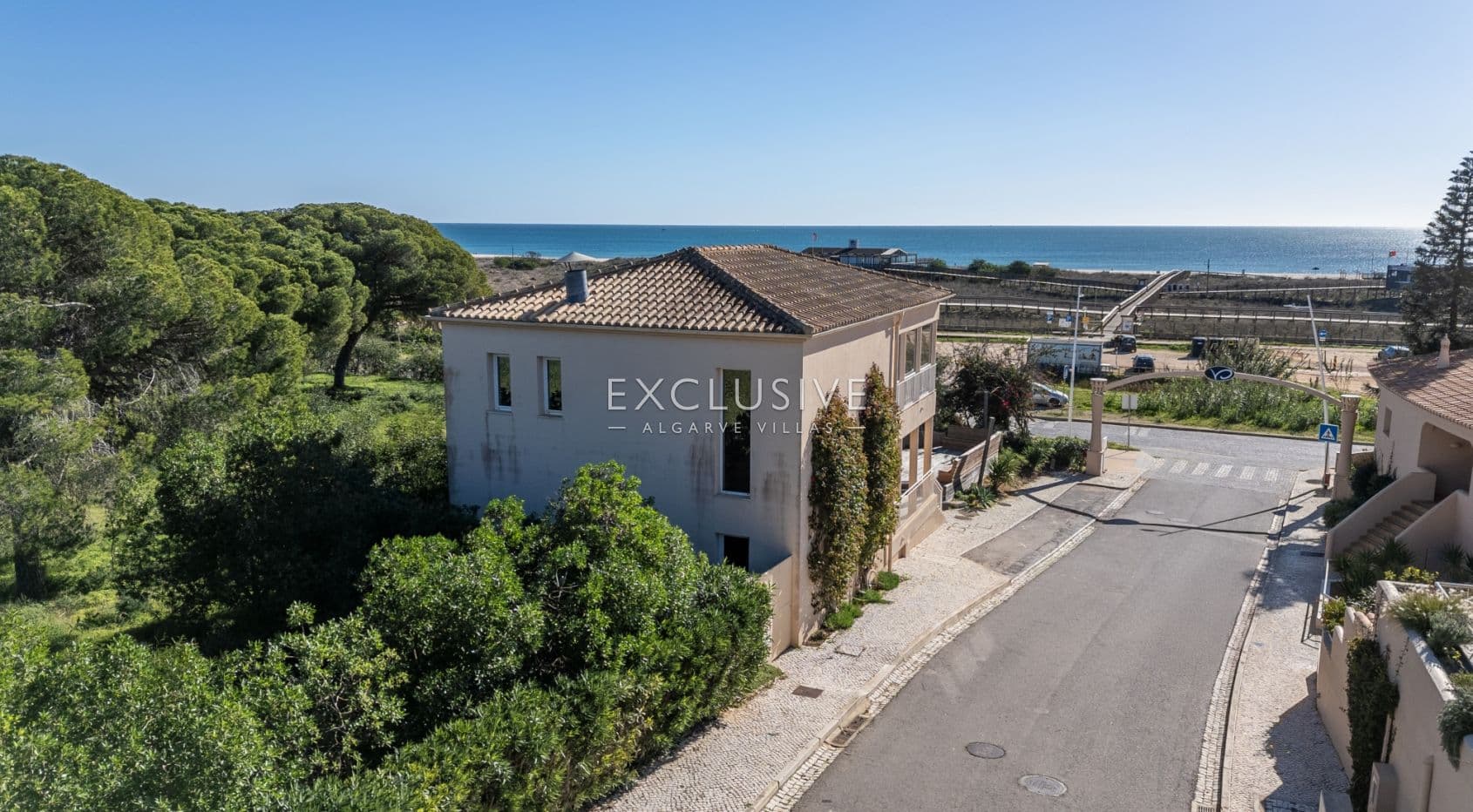Exceptional Beachfront Property in Meia Praia, Lagos, Algarve