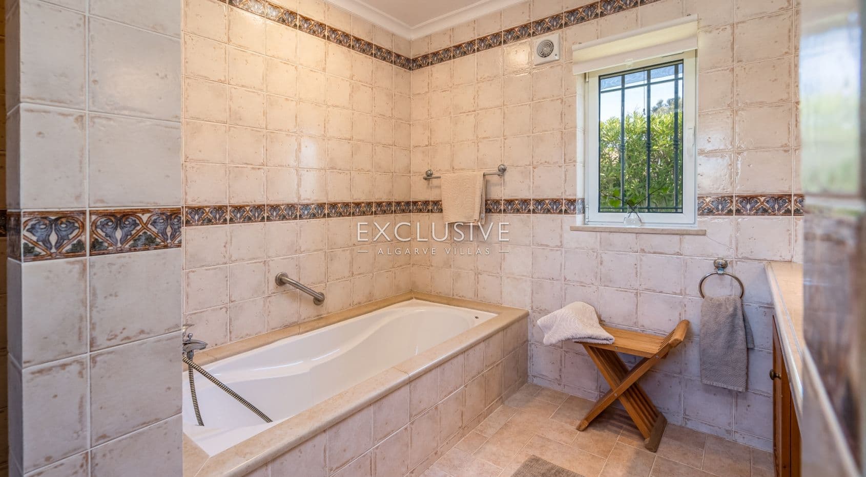 Comprar moradia de quatro quartos com vistas mar fantásticas e piscina aquecida na Luz, Algarve