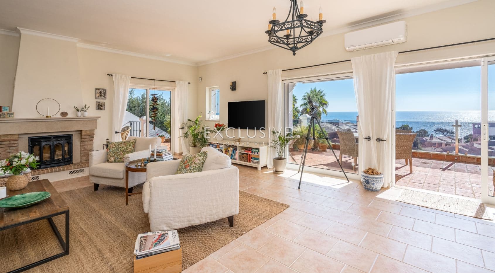 Comprar moradia de quatro quartos com vistas mar fantásticas e piscina aquecida na Luz, Algarve