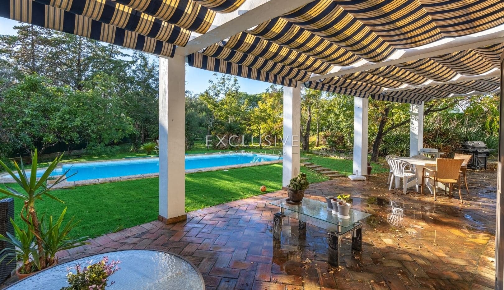 3+1 Schlafzimmer Villa mit Pool und Innengarten, Carvoeiro, Lagoa-1