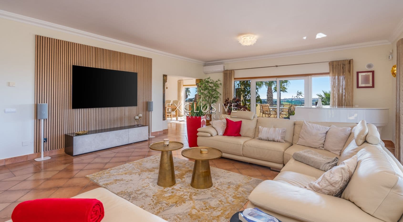 3 + 2 bedroom villa with stunning views in Lagos, Algarve