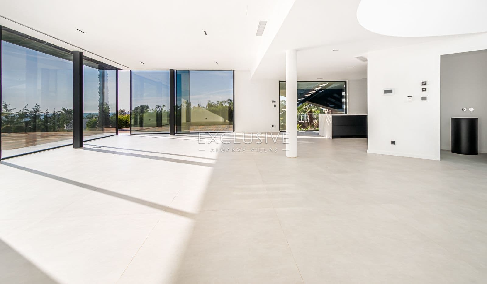 4 bedroom contemporary villa with pool and sea views in Carvoeiro, Algarve
