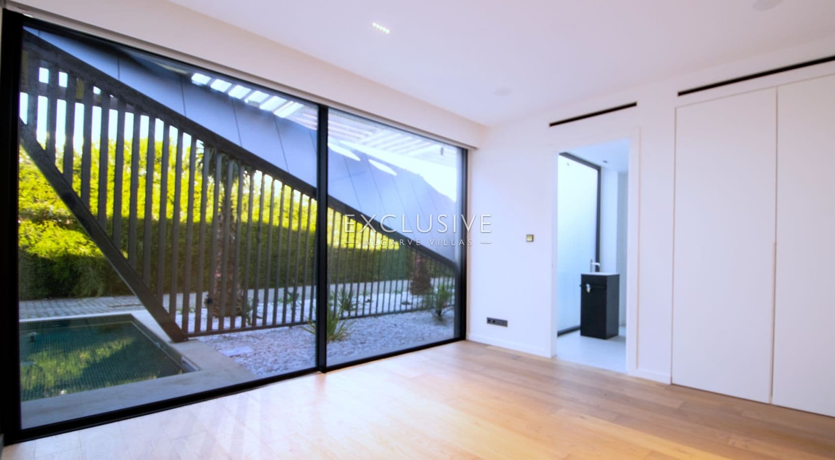 4 bedroom contemporary villa with pool and sea views in Carvoeiro, Algarve