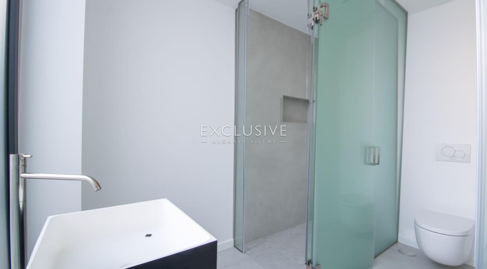 4 bedroom contemporary villa with pool and sea views in Carvoeiro, Algarve