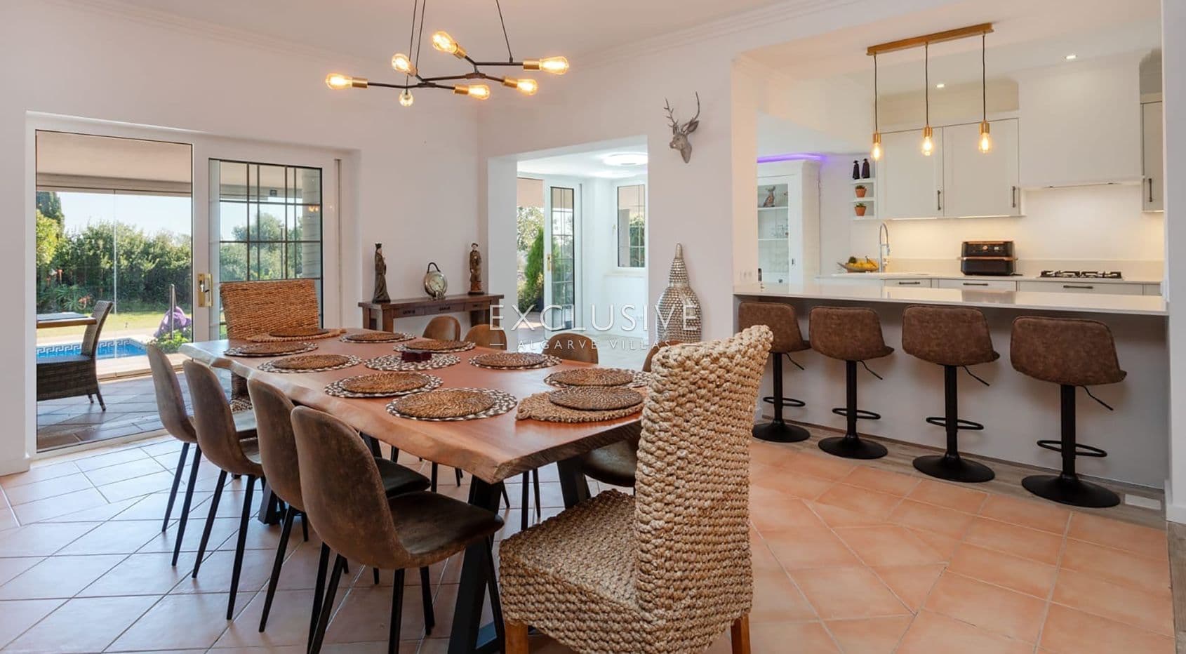 4+2 bedroom villa with pool on large plot in Carvoeiro