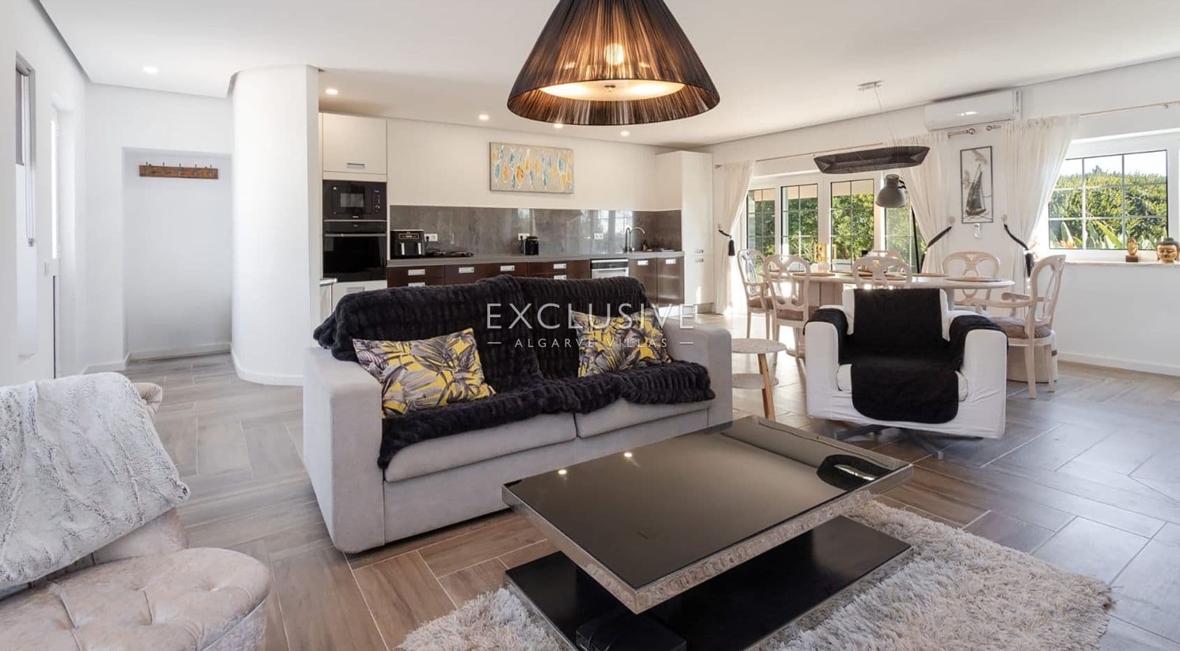 4+2 bedroom villa with pool on large plot in Carvoeiro