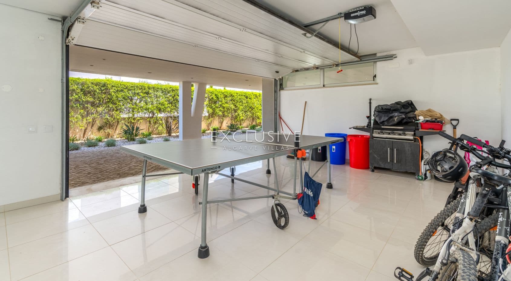 Contemporary Villa with fabulous Sea Views, Walking Distance to Beaches and Historic Centre