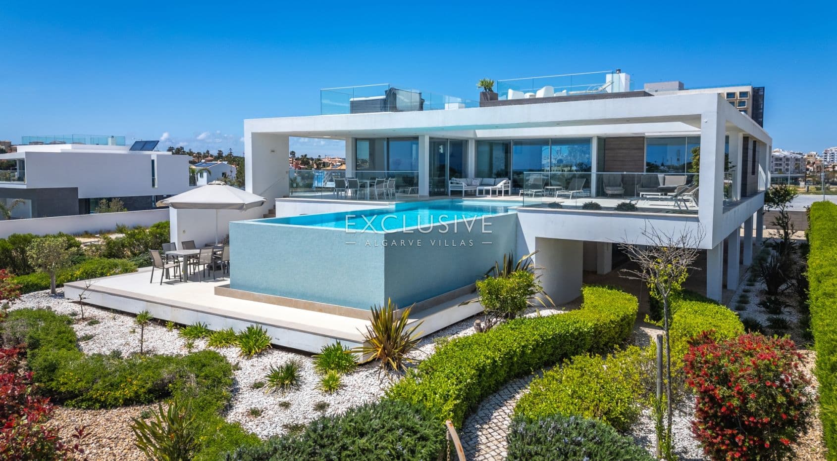 Contemporary Villa with fabulous Sea Views, Walking Distance to Beaches and Historic Centre
