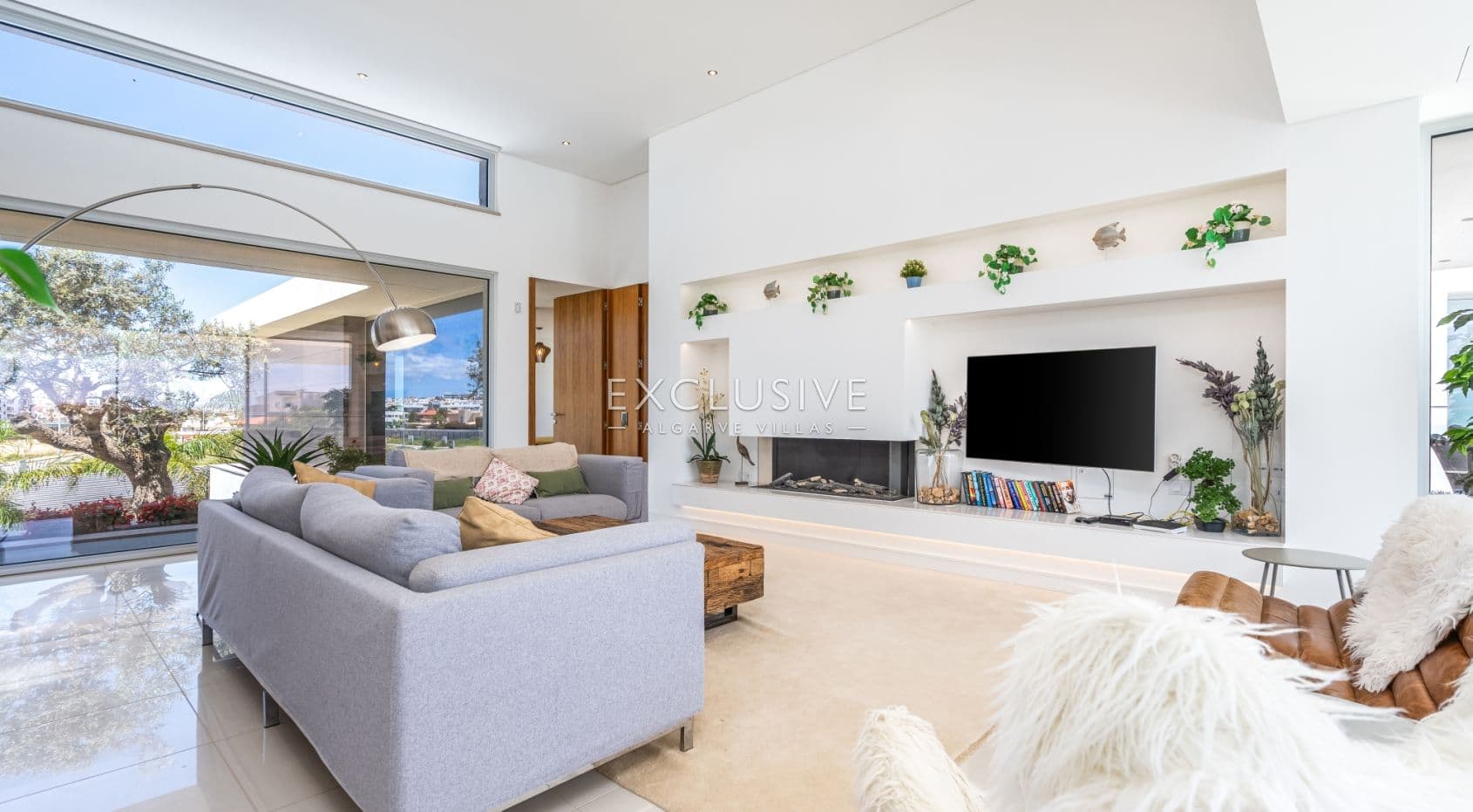 Contemporary Villa with fabulous Sea Views, Walking Distance to Beaches and Historic Centre
