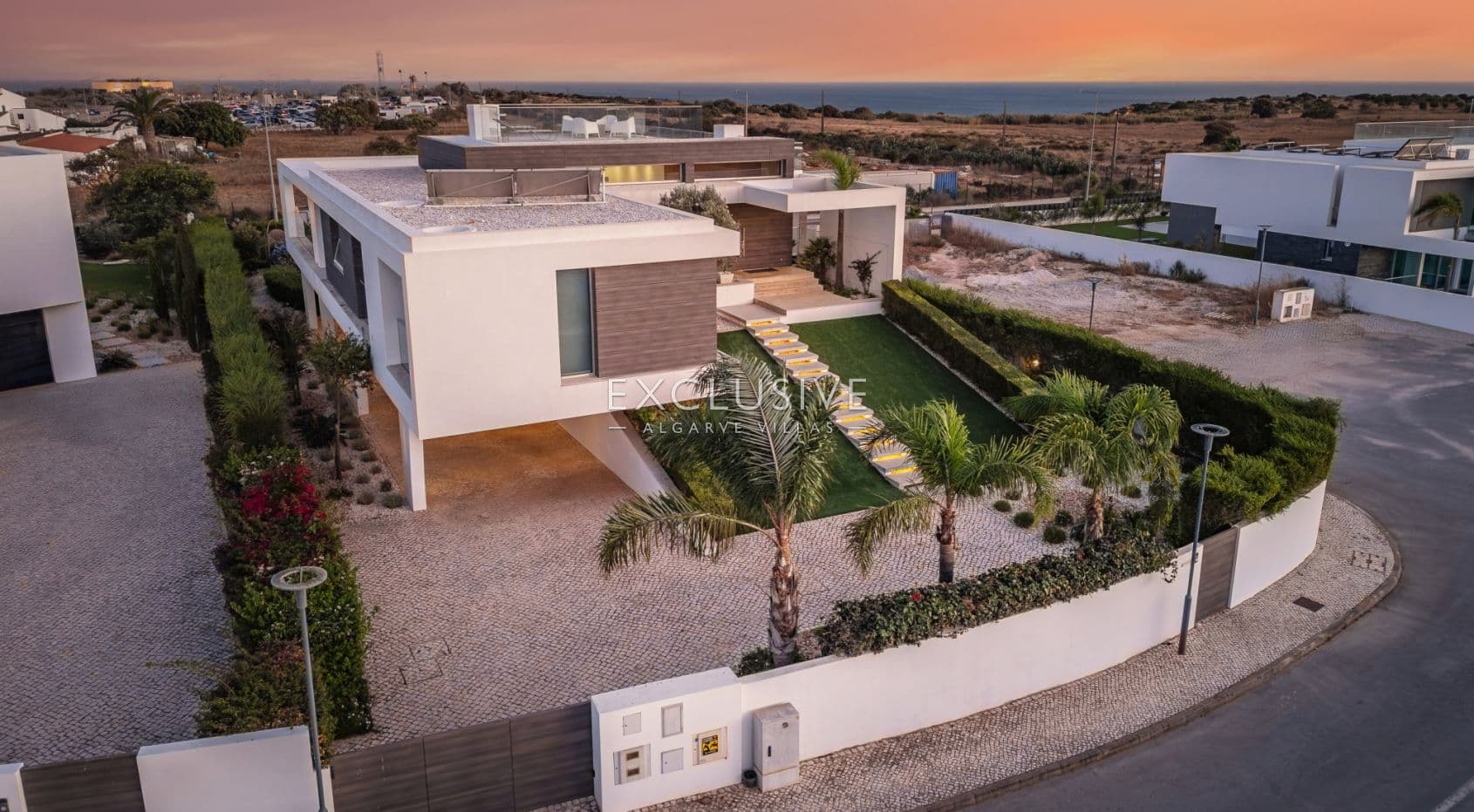 Contemporary Villa with fabulous Sea Views, Walking Distance to Beaches and Historic Centre