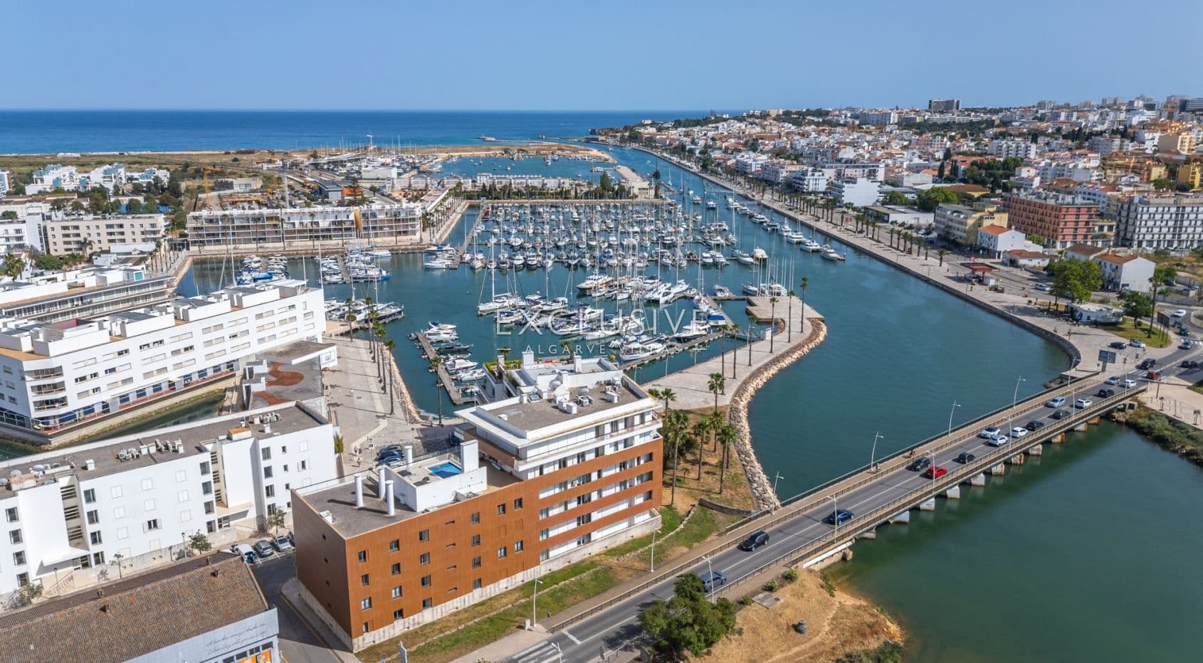 Appartement exceptionnel de 3 chambres à coucher avec vue sur la marina dans un emplacement de choix
