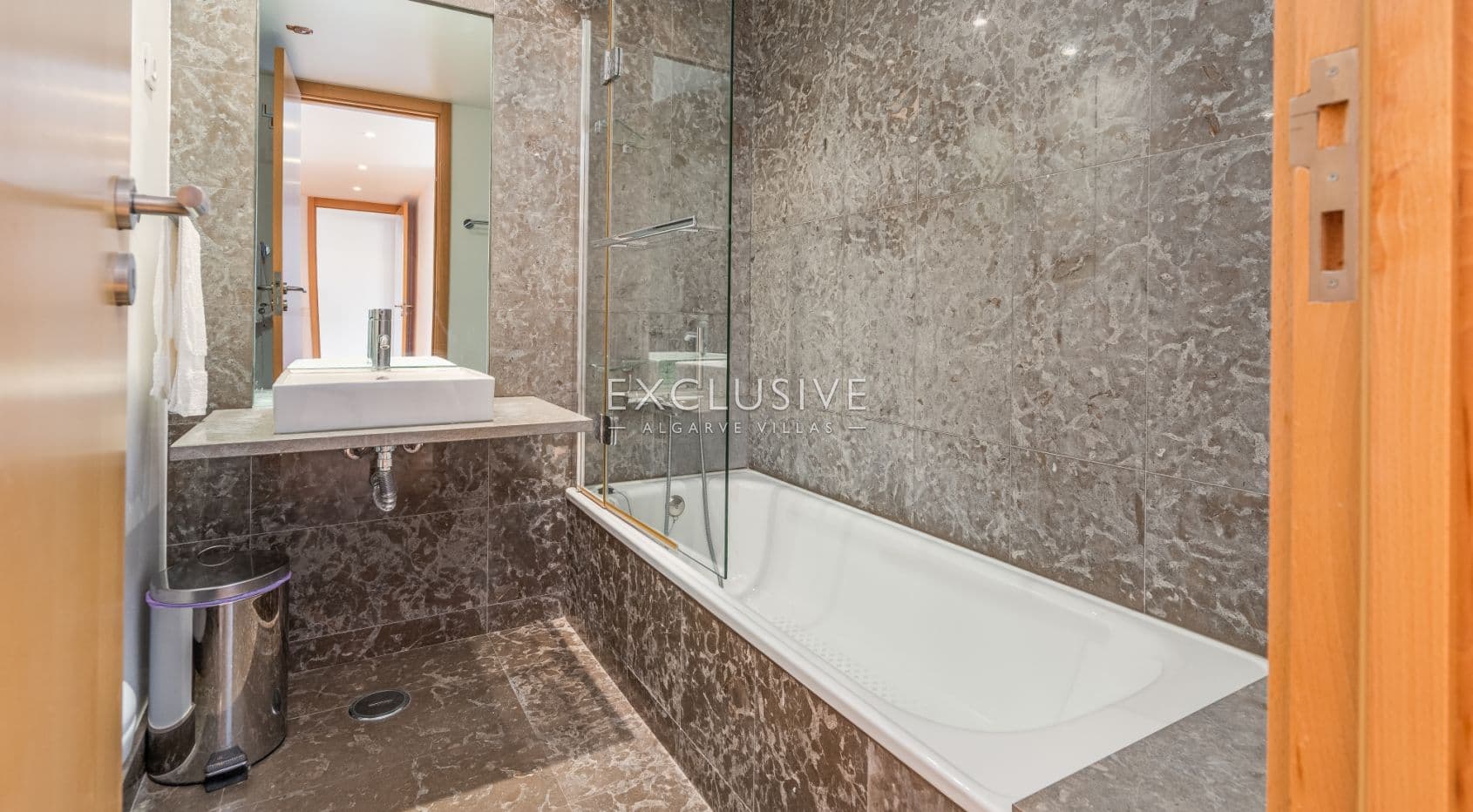 Appartement exceptionnel de 3 chambres à coucher avec vue sur la marina dans un emplacement de choix