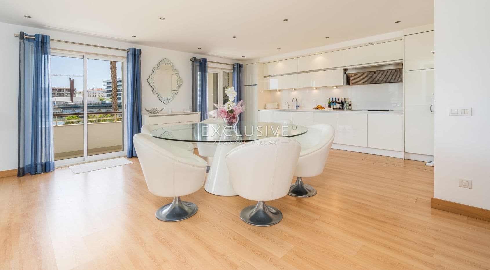 Appartement exceptionnel de 3 chambres à coucher avec vue sur la marina dans un emplacement de choix