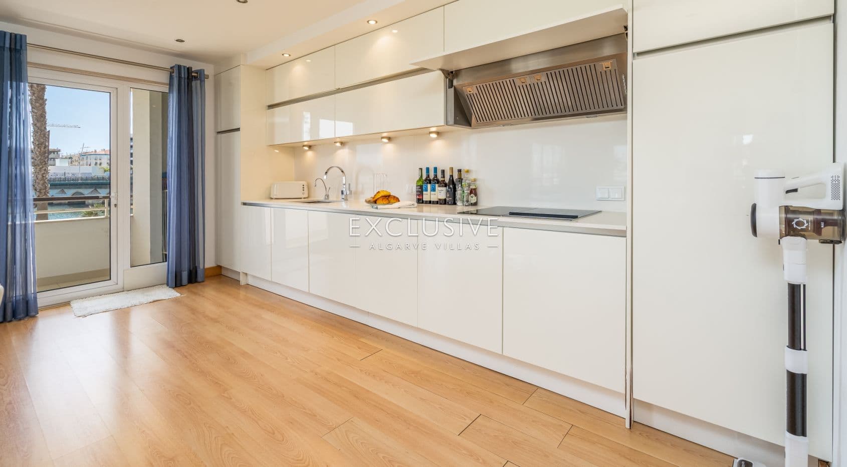 Appartement exceptionnel de 3 chambres à coucher avec vue sur la marina dans un emplacement de choix