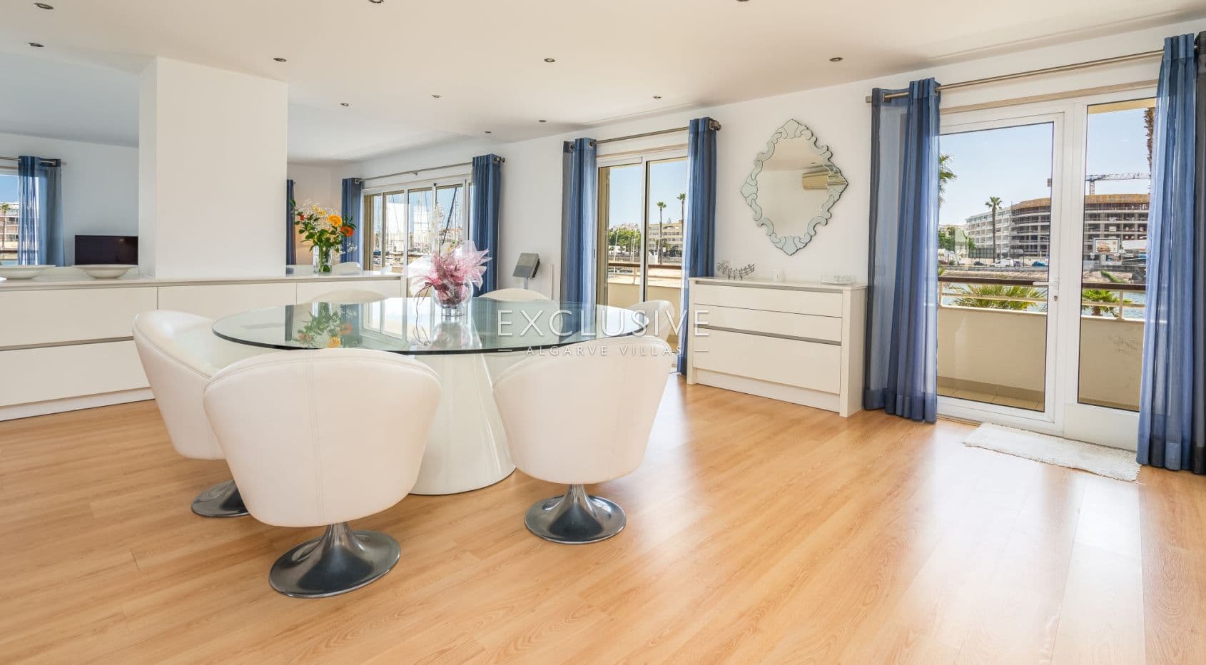 Appartement exceptionnel de 3 chambres à coucher avec vue sur la marina dans un emplacement de choix
