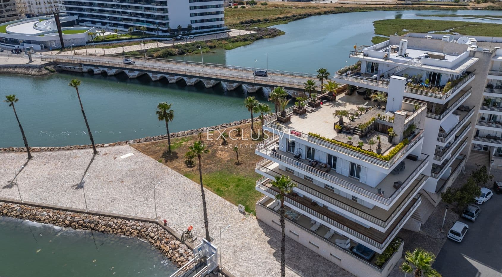 Appartement exceptionnel de 3 chambres à coucher avec vue sur la marina dans un emplacement de choix