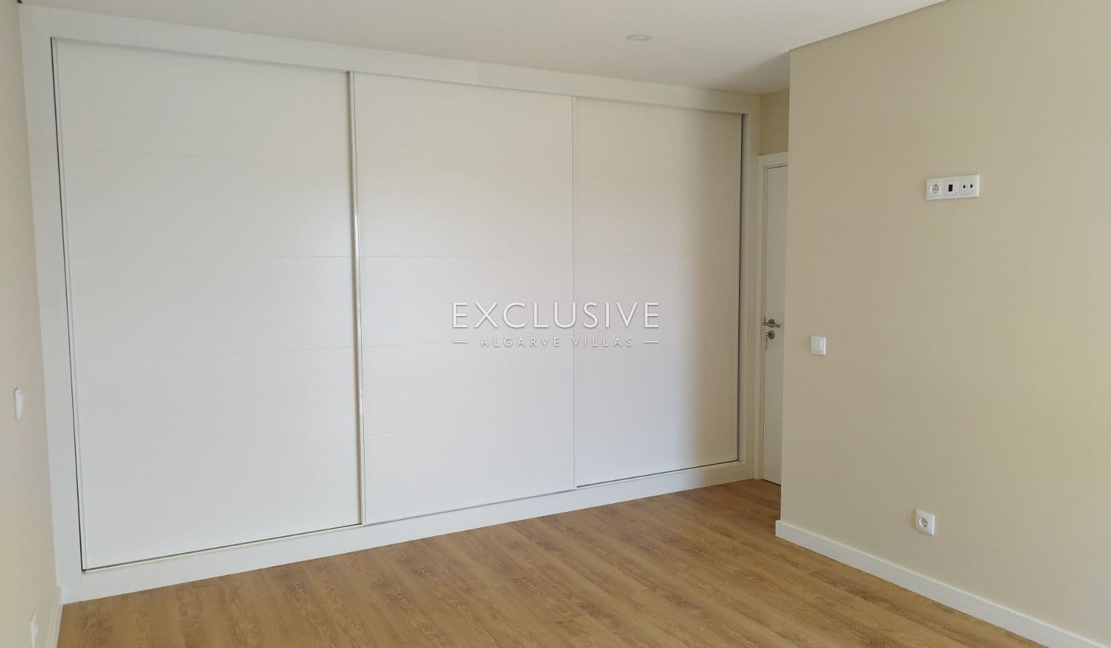 Vente Villa contemporaine neuve de 3 chambres avec piscine et garage, Central Algarve