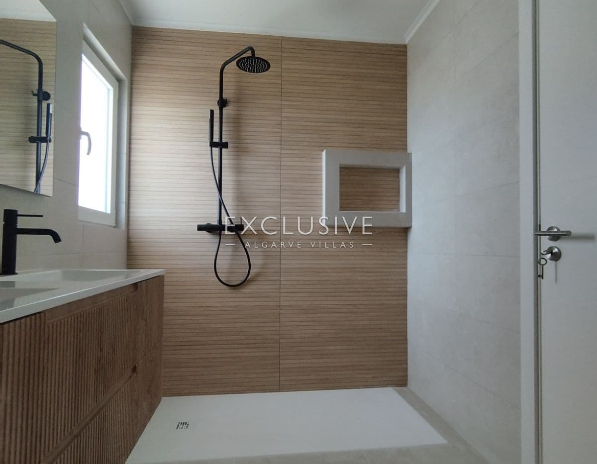 Vente Villa contemporaine neuve de 3 chambres avec piscine et garage, Central Algarve
