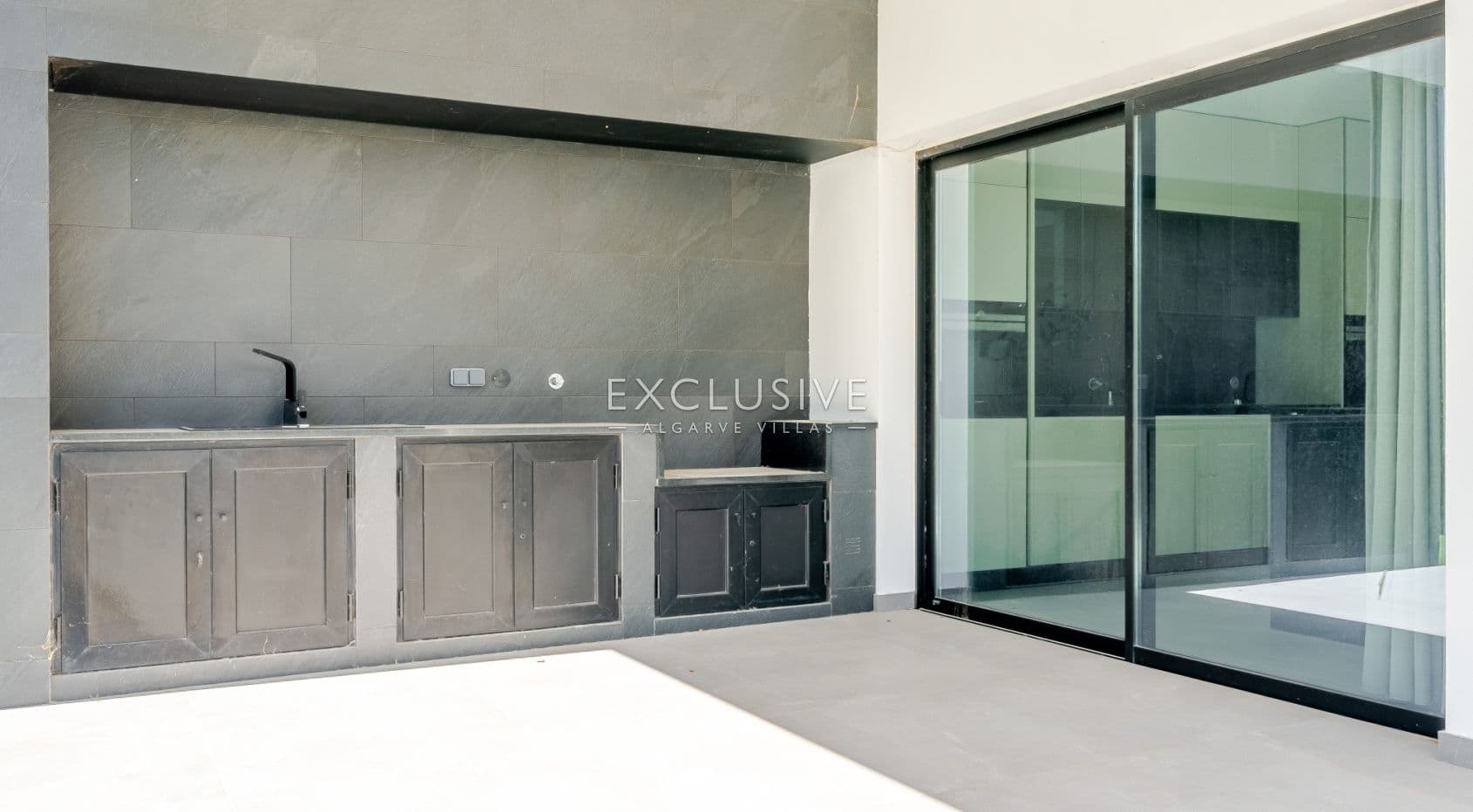 Luxuosa Moradia V4+1 com Piscina Perto do Campo de Golfe Els em Vilamoura