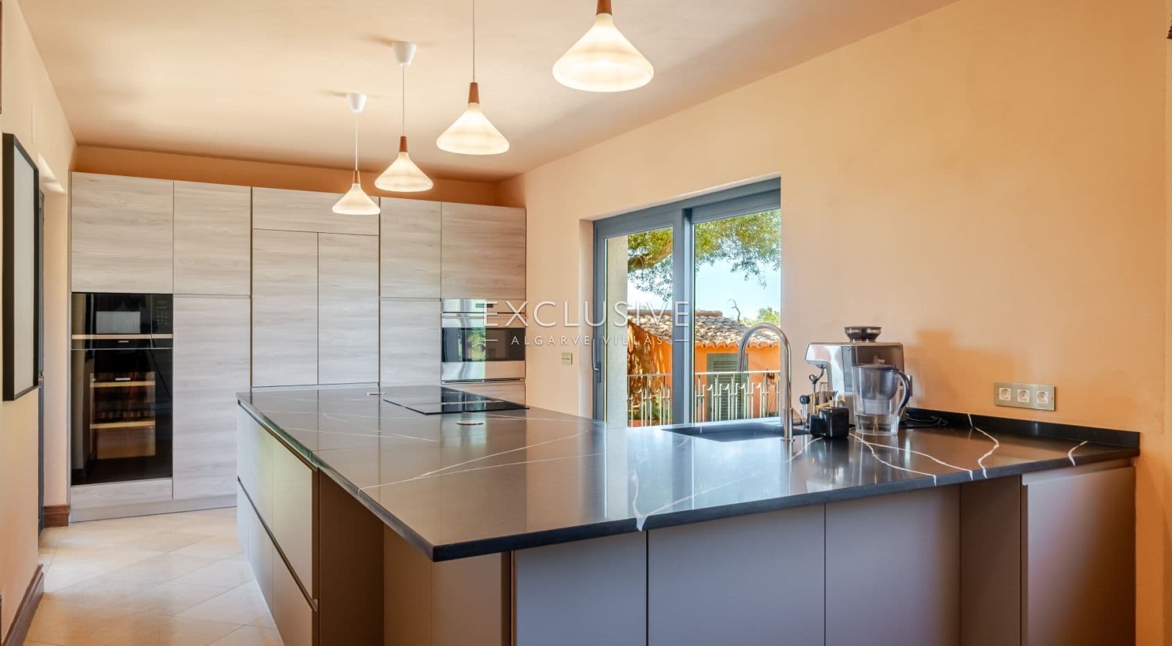 Zeitlose 5-Schlafzimmer Algarve Villa mit Meerblick und Infinity Pool in Boliqueime