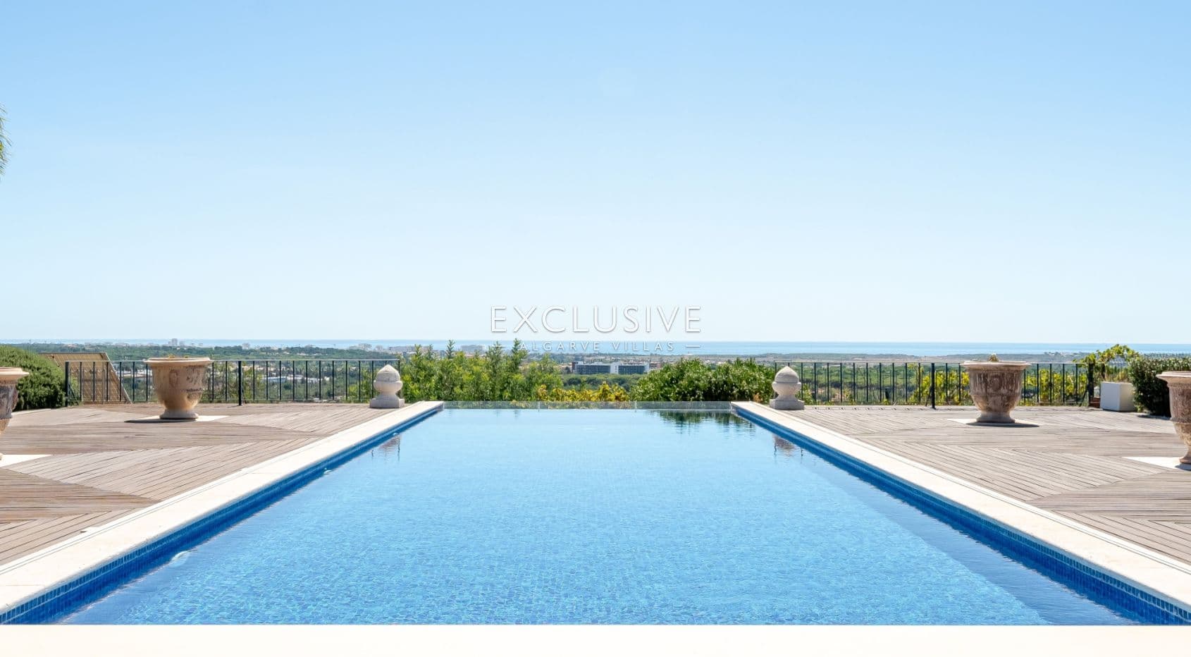 Zeitlose 5-Schlafzimmer Algarve Villa mit Meerblick und Infinity Pool in Boliqueime