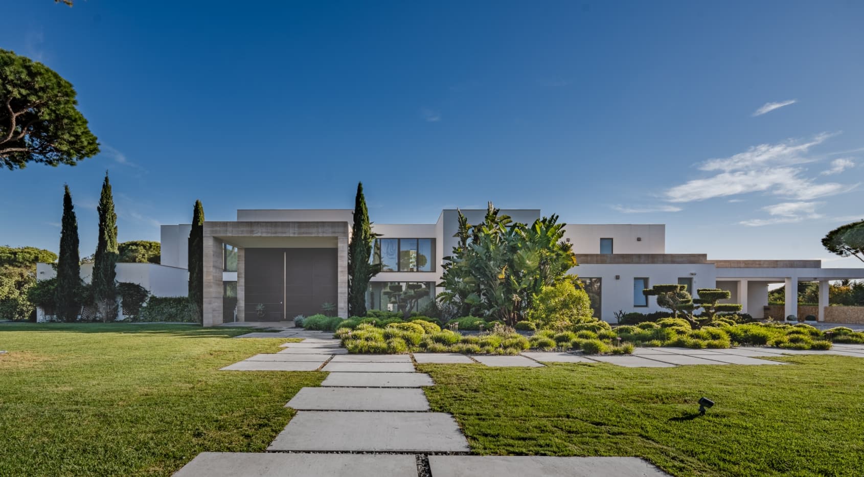 Sophisticated 5+3 Bedroom Villa in Vilamoura’s Prestigious Pinhal Velho