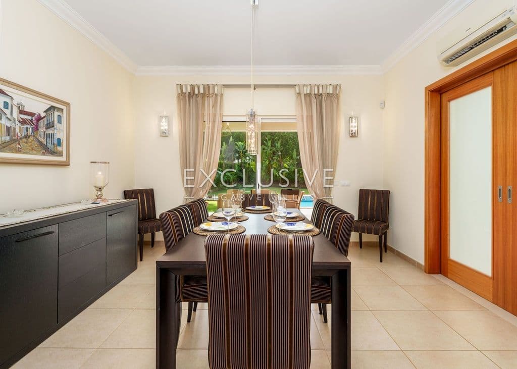 Elegante 4-Schlafzimmer-Villa mit privatem Golfplatzzugang im Vila Sol Resort, Zentrala