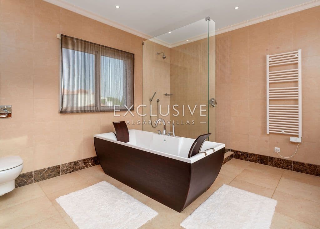 Elegante 4-Schlafzimmer-Villa mit privatem Golfplatzzugang im Vila Sol Resort, Zentrala