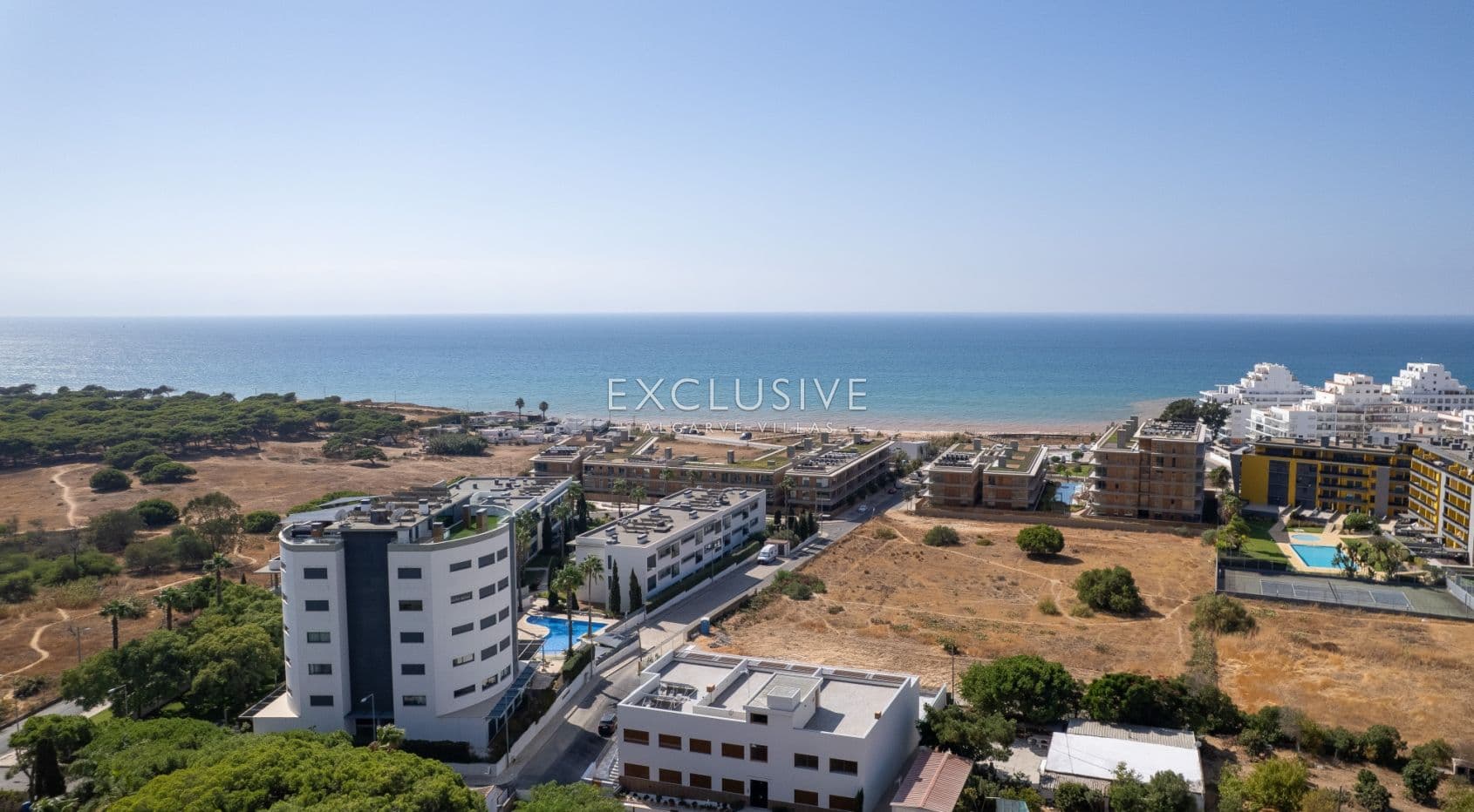 Modernes Apartment mit zwei Schlafzimmern in Quarteira, nur wenige Schritte vom Meer entfernt