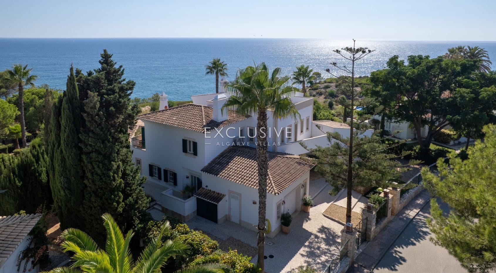 Luxe villa met 3+1 slaapkamers, direct aan zee en met 2 zwembaden, in Carvoeiro met prachtig
