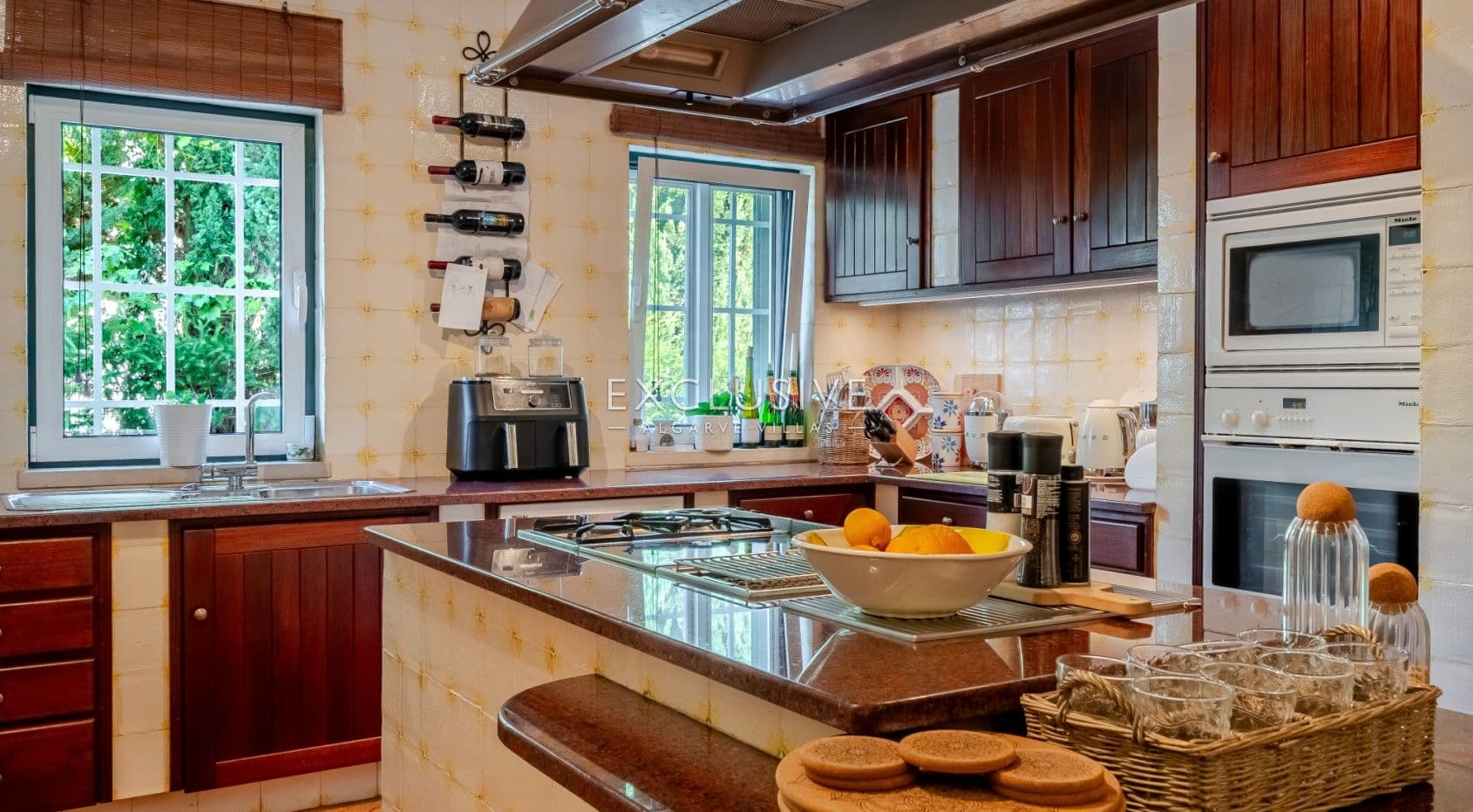 Luxe villa met 3+1 slaapkamers, direct aan zee en met 2 zwembaden, in Carvoeiro met prachtig