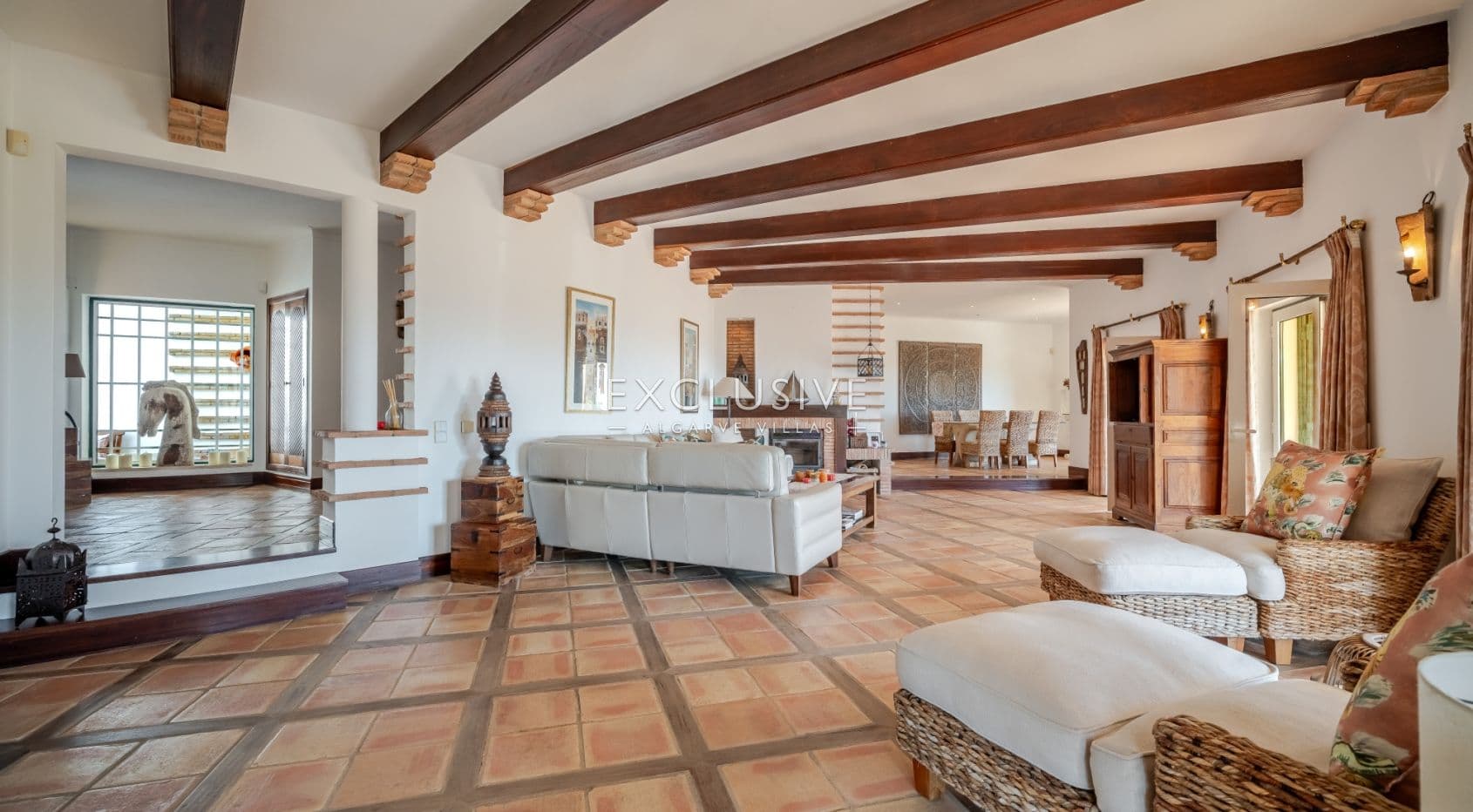Luxe villa met 3+1 slaapkamers, direct aan zee en met 2 zwembaden, in Carvoeiro met prachtig