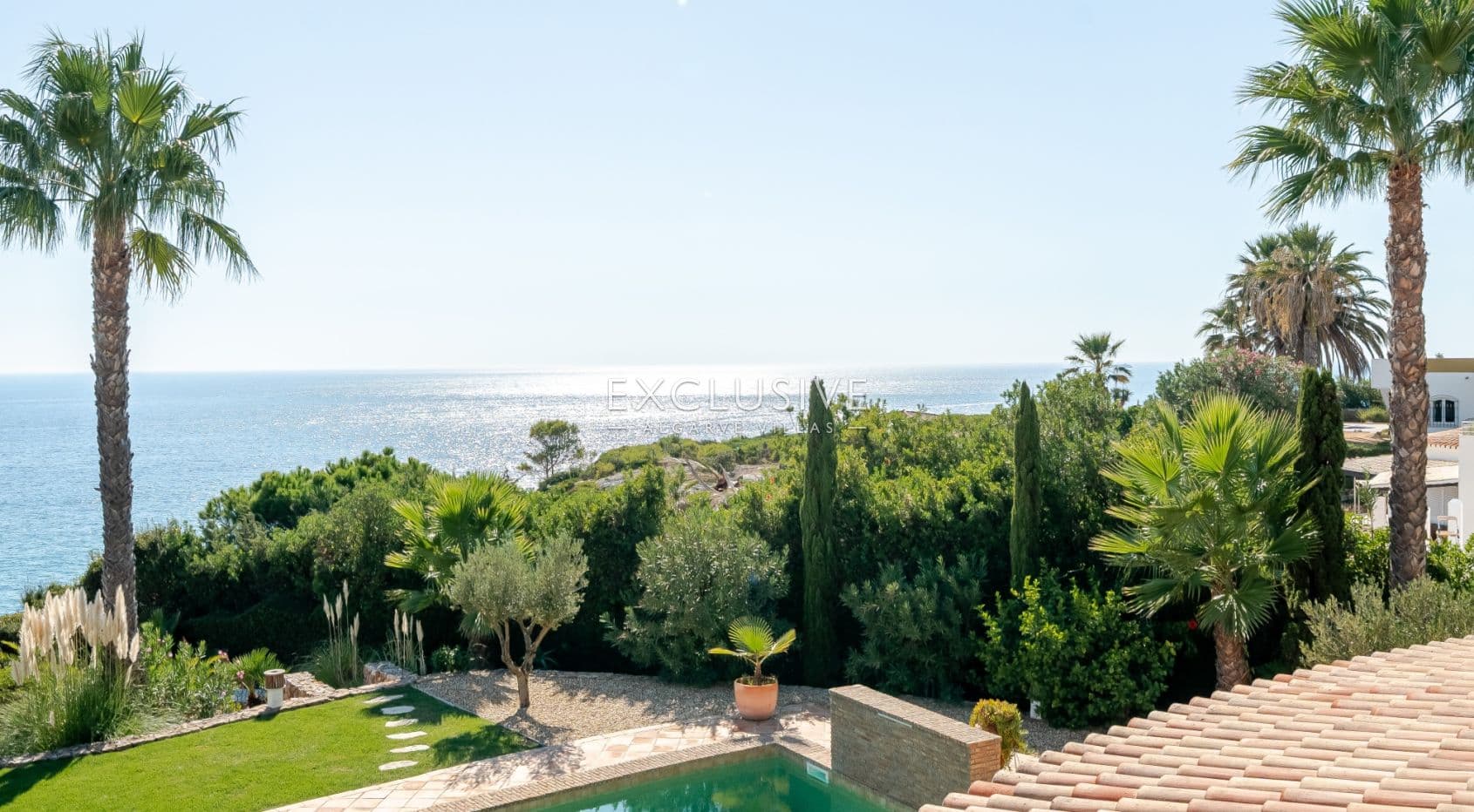 Luxe villa met 3+1 slaapkamers, direct aan zee en met 2 zwembaden, in Carvoeiro met prachtig
