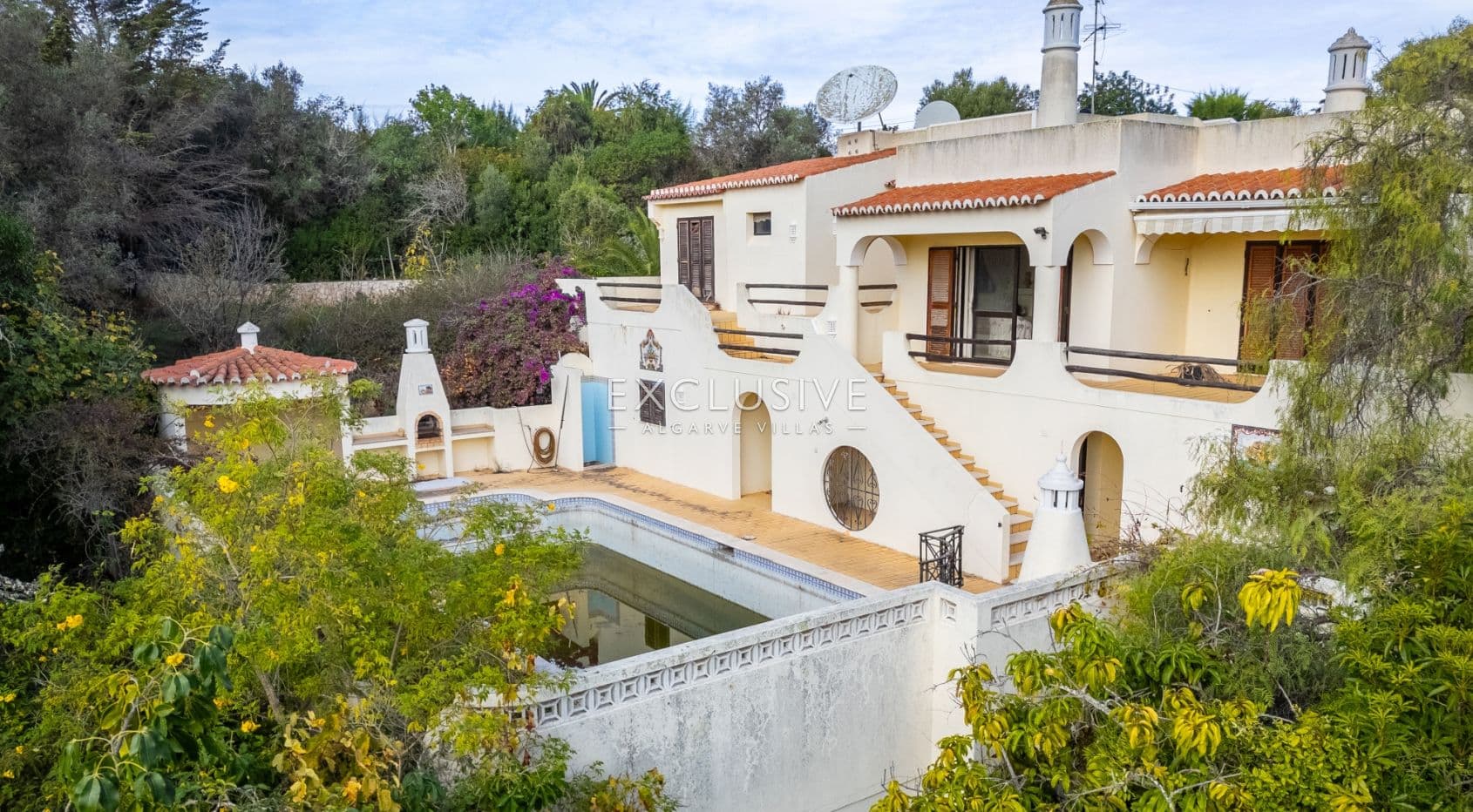 Villa Carvoeiro, opportunité de rénovation dans un emplacement de choix, grand terrain
