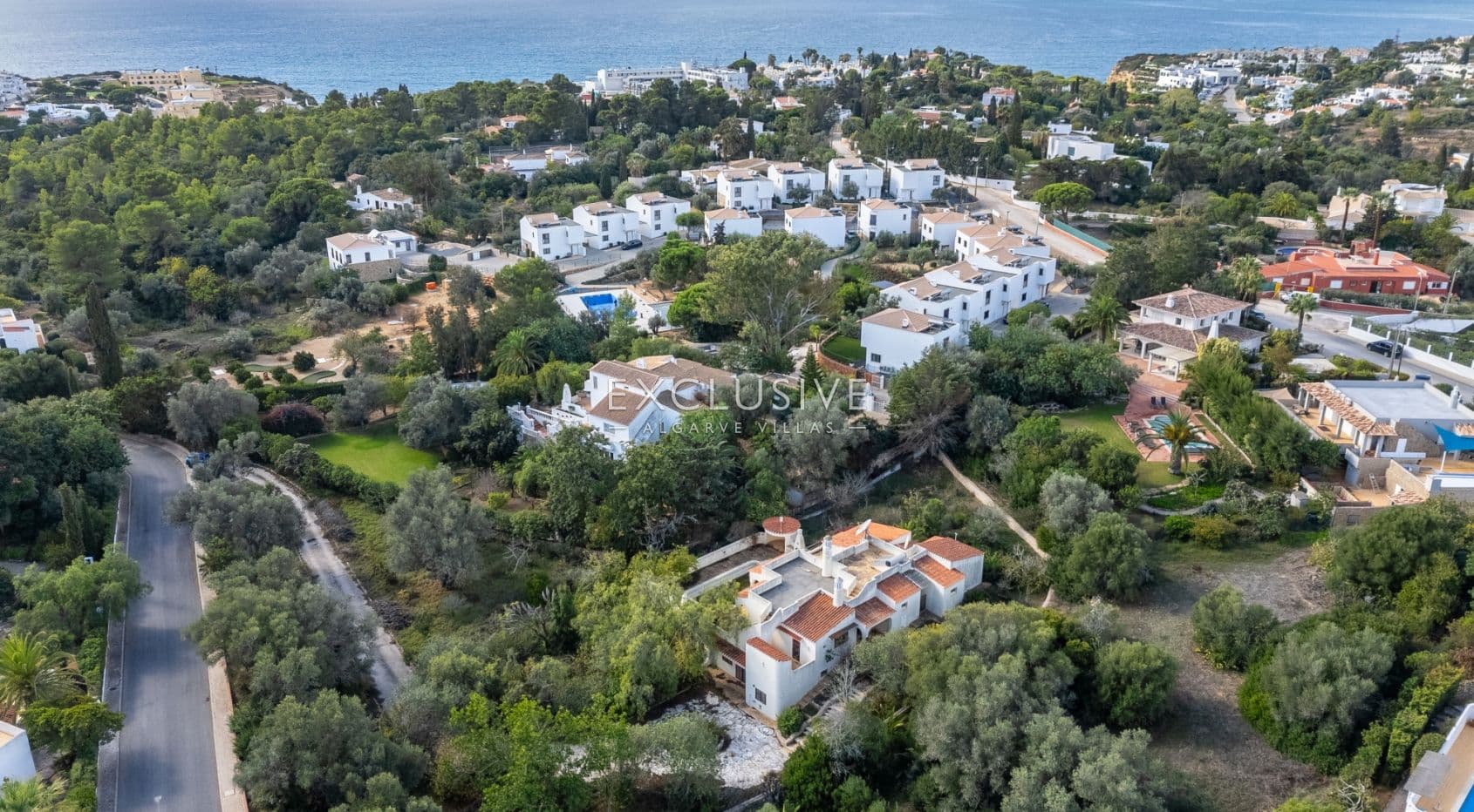 Villa Carvoeiro, opportunité de rénovation dans un emplacement de choix, grand terrain