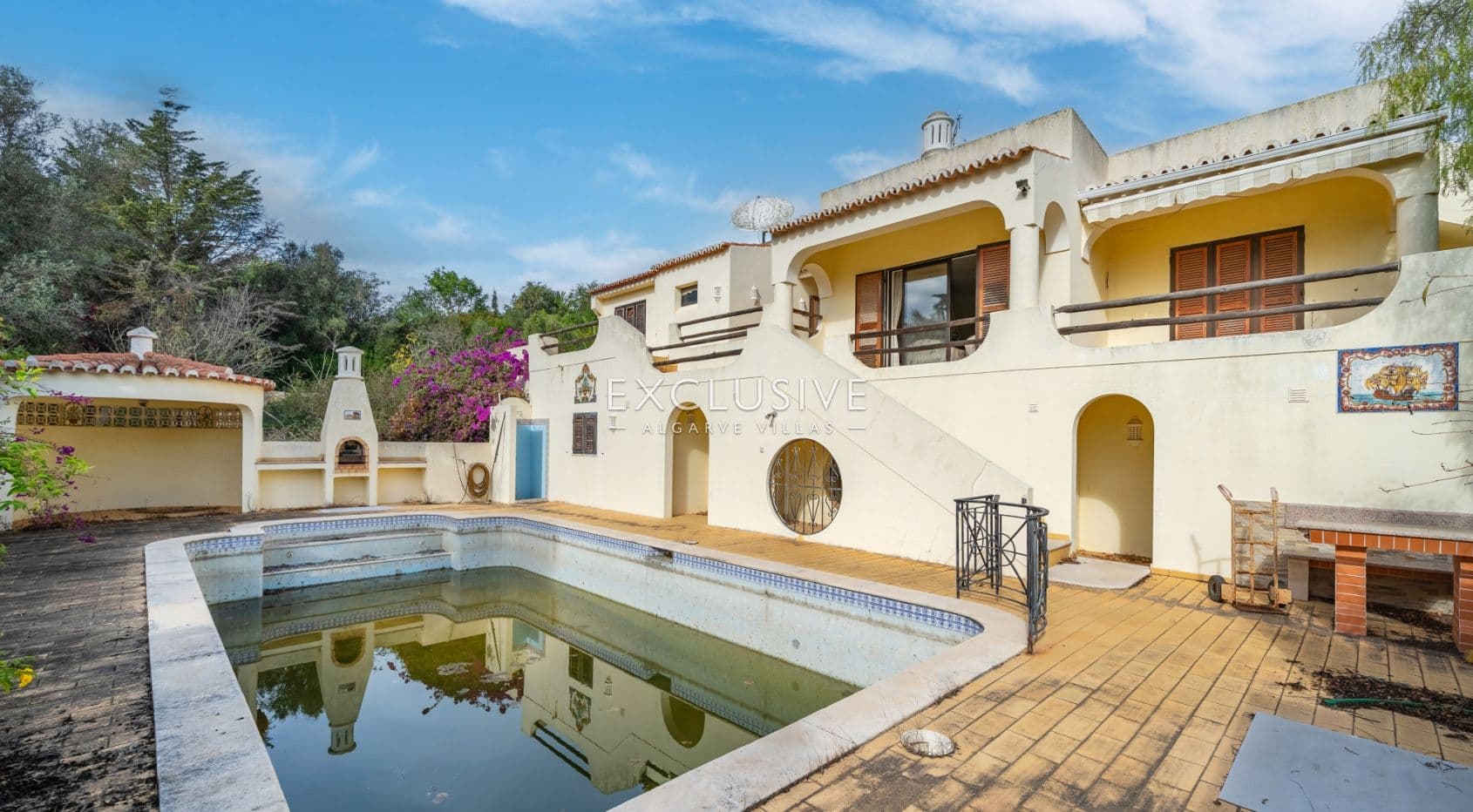 Villa Carvoeiro, opportunité de rénovation dans un emplacement de choix, grand terrain