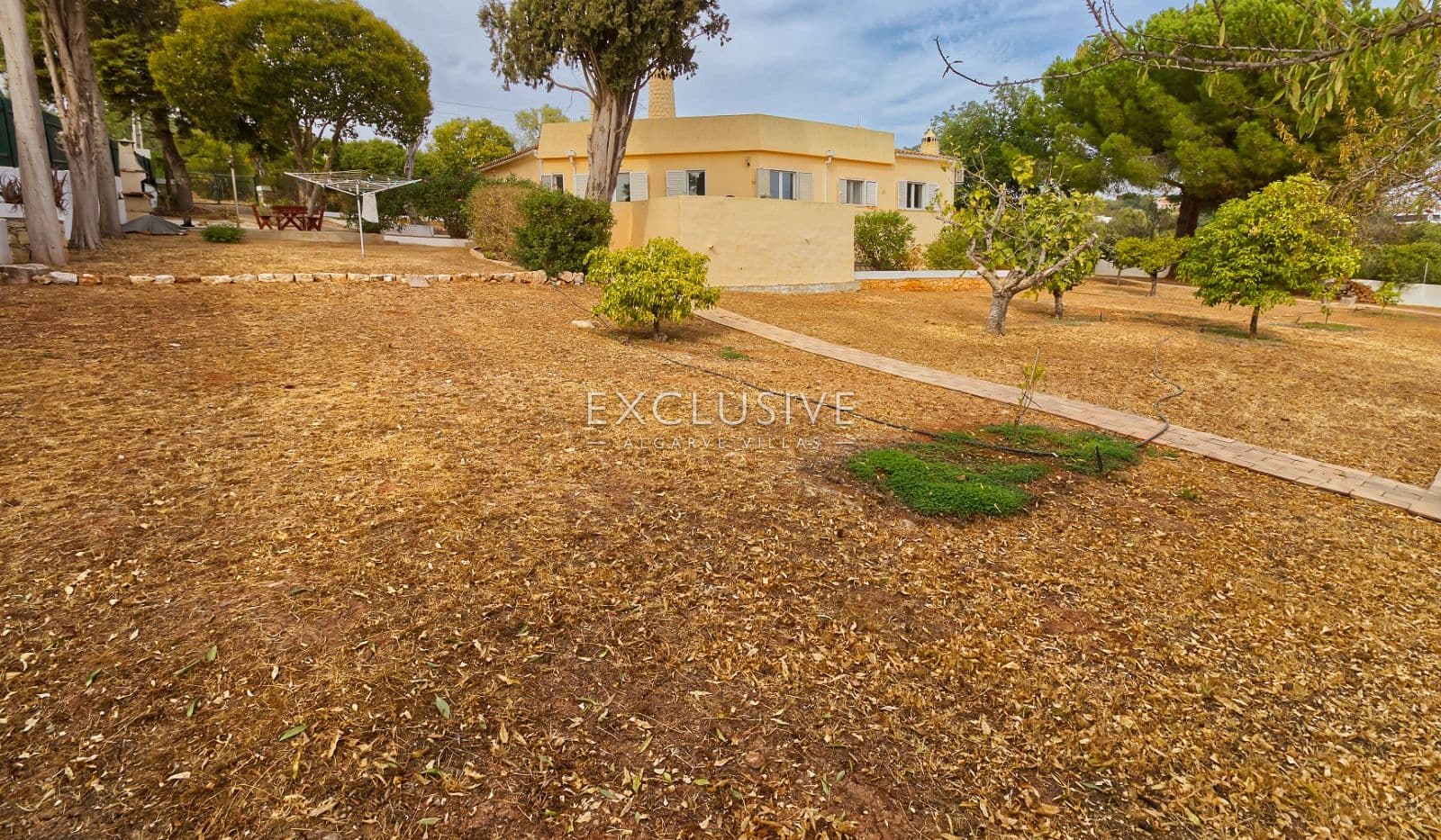 Detached 4 Bedrooms Villa with Pool and Large Plot in Alcantarilha, Silves