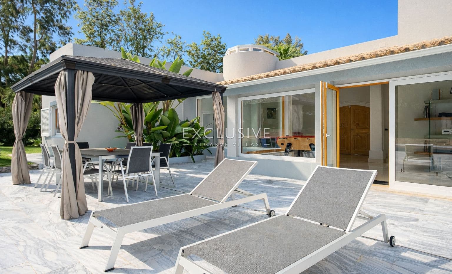 een luxe villa met 4+1 slaapkamers in de prestigieuze wijk Old Course in Vilamoura