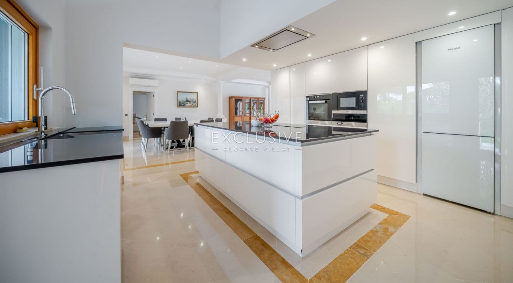 een luxe villa met 4+1 slaapkamers in de prestigieuze wijk Old Course in Vilamoura