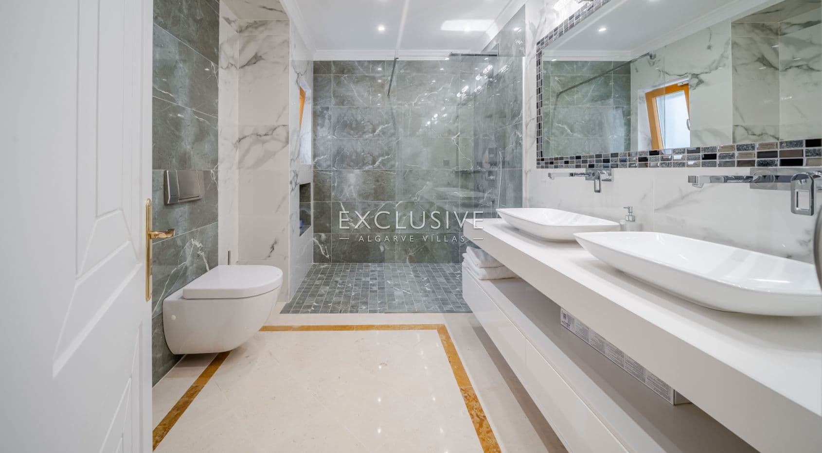 een luxe villa met 4+1 slaapkamers in de prestigieuze wijk Old Course in Vilamoura