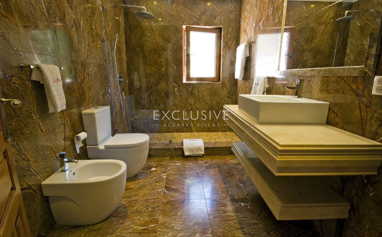 7-Schlafzimmer-Villa mit Vermietungspotenzial in der Nähe Centeanes Strand, Carvoeiro