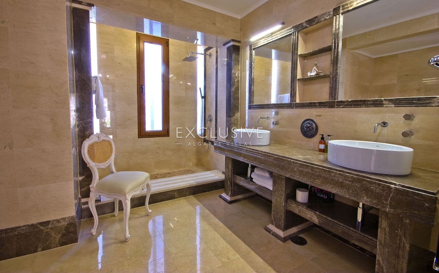 7-Schlafzimmer-Villa mit Vermietungspotenzial in der Nähe Centeanes Strand, Carvoeiro