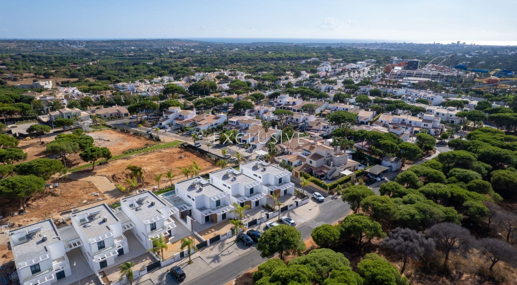 Sie neue, moderne Villen mit 3 Schlafzimmern, die Eleganz und Komfort vereinen, in Quarteira