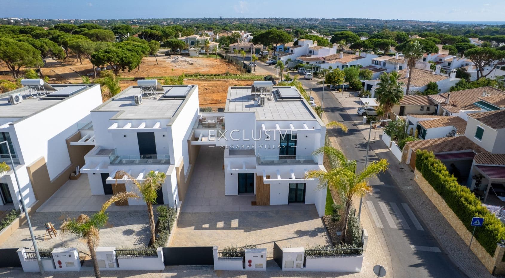 Sie neue, moderne Villen mit 3 Schlafzimmern, die Eleganz und Komfort vereinen, in Quarteira