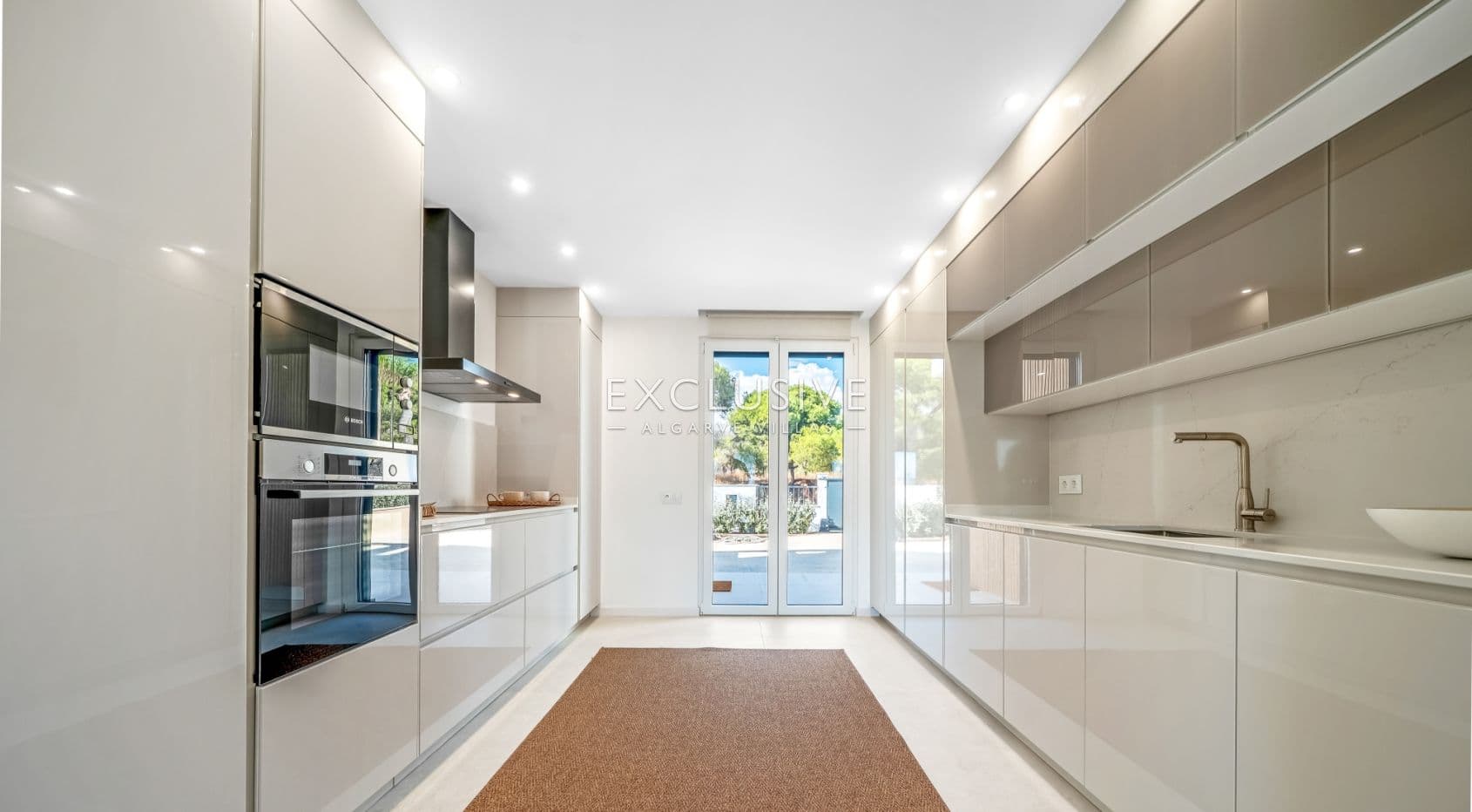 Sie neue, moderne Villen mit 3 Schlafzimmern, die Eleganz und Komfort vereinen, in Quarteira